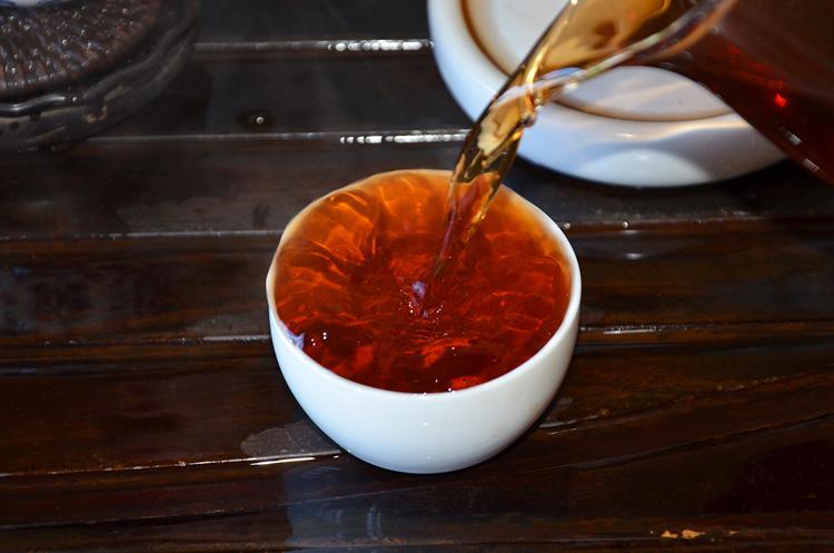 樟香老曼娥茶叶泡法出汤的跪杯手法茶图片唯美图片带字茶介绍背景图片