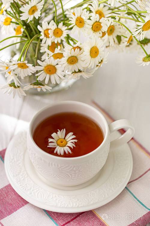 一杯茶,饼干和雏菊的静物照片-正版商用图片2kdtl4-摄图新视界